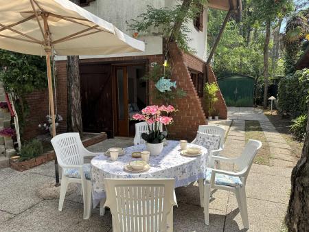 Freistehende Villa in einem grandiosen grünen Park