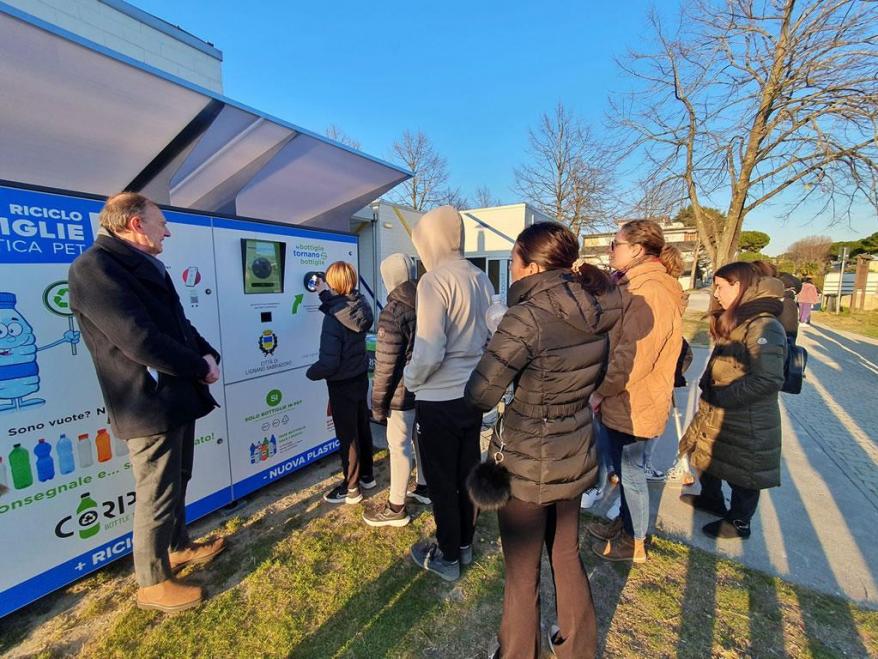 Einweihung des Ecocompactor für das Recycling von PET-Flaschen