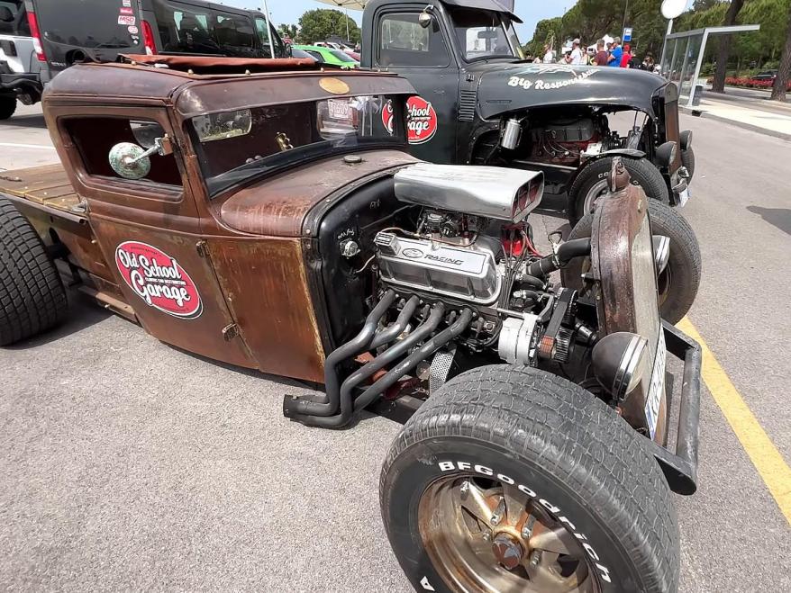 Die Versammlung alter amerikanischer Autos, die größte in Italien, kehrt nach Lignano zurück!