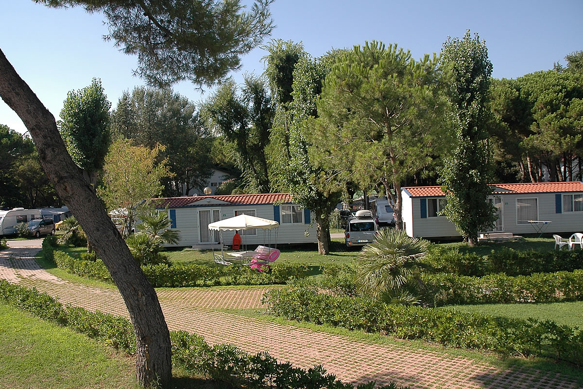 Camping in Lignano mit Mobile Home und einem Privatgarten.