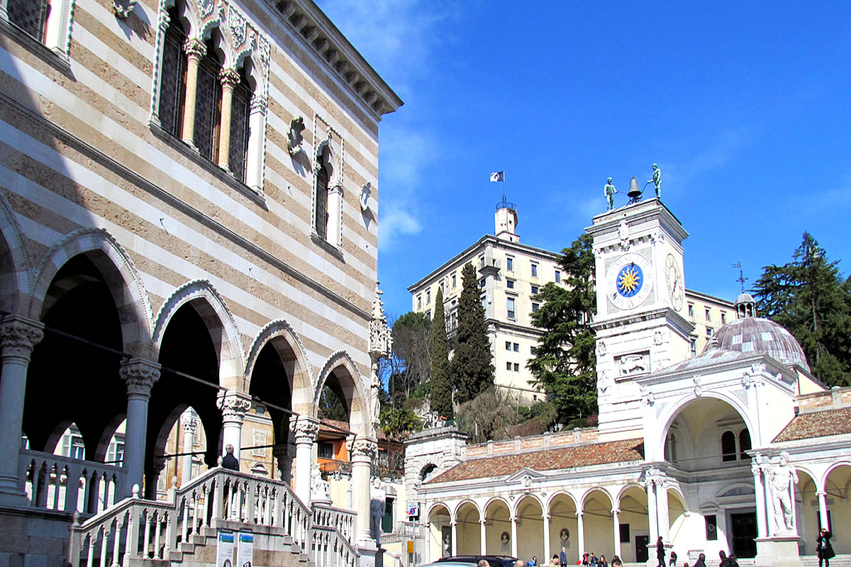 Udine - Platz Contarena, Blick auf Loggia San Giovanni Castello