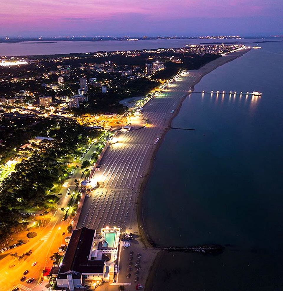 Blick von oben auf den Strand von Lignano Pineta