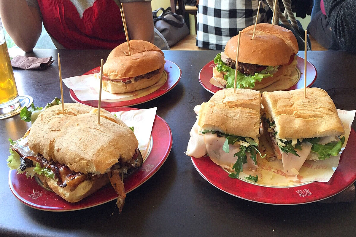 Tavolo con panini in Paninoteca a Lignano