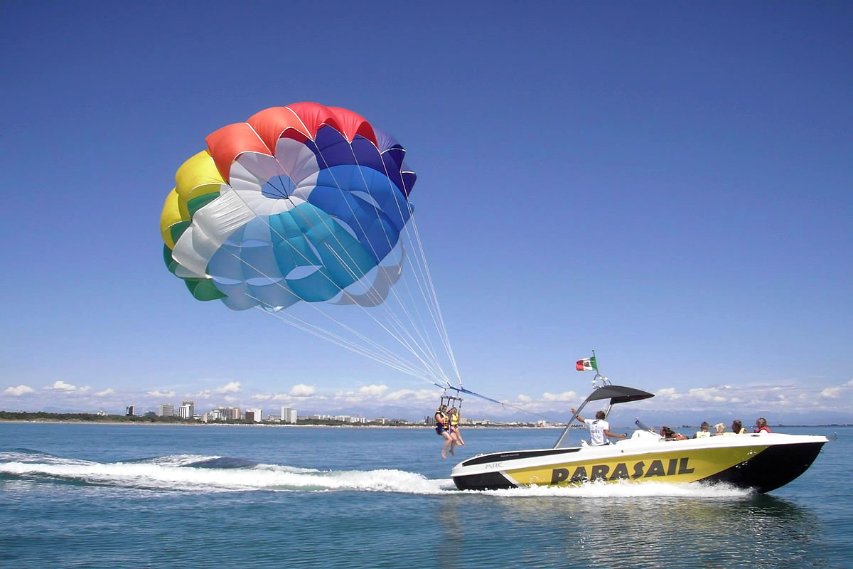 Parasail und Motorboot in Lignano Pineta