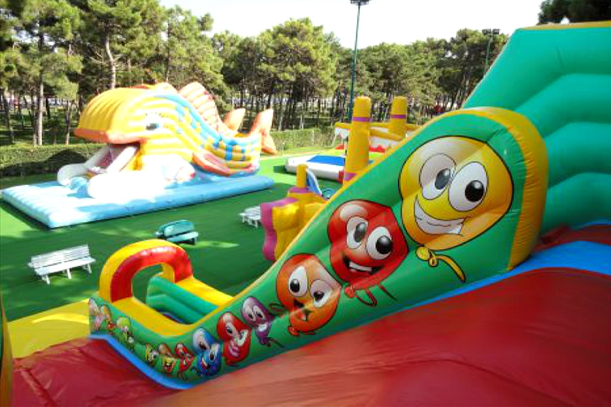 I Gommosi Spielpark mit Hüfburgen in Lignano Pineta