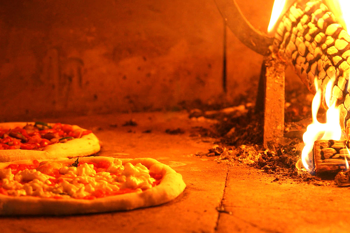 Pizzeria a Lignano Sabbiadoro con forno a Legna