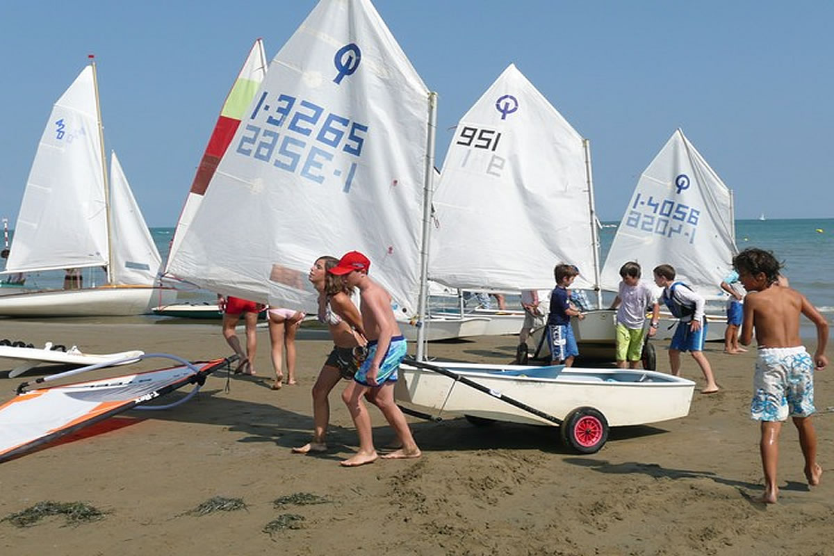 Segelschule am Strand von Lignano