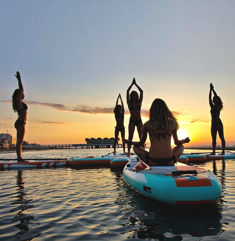 Wassersport und Yoga in der Nähe des Meeres in Lignano Sabbiadoro