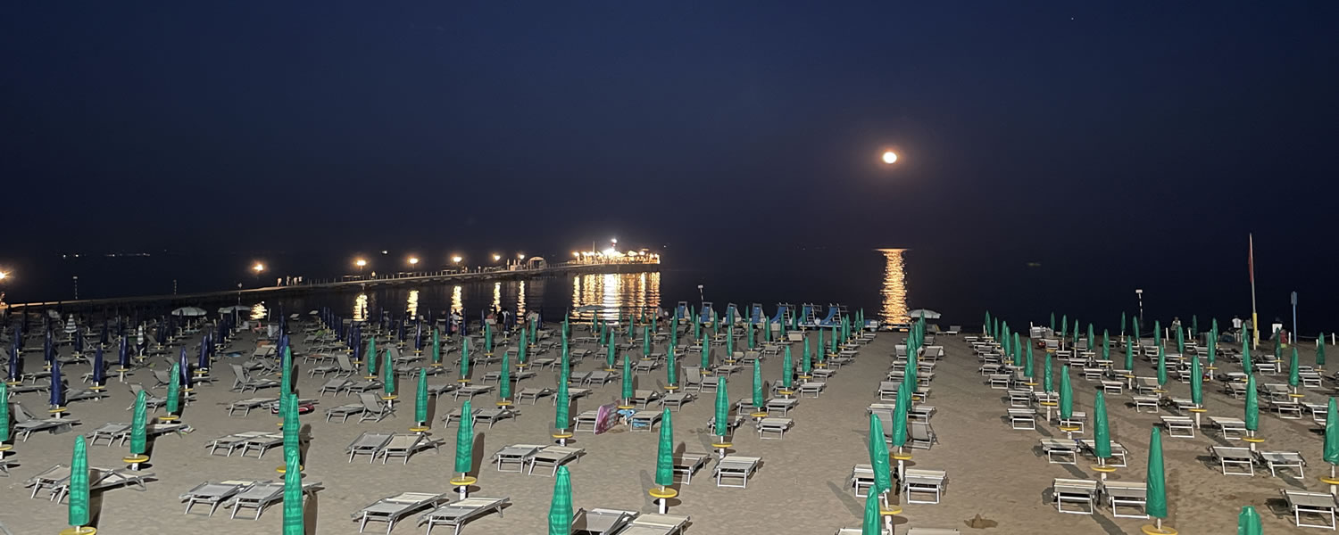 Strand von Lignano Pineta am Abend