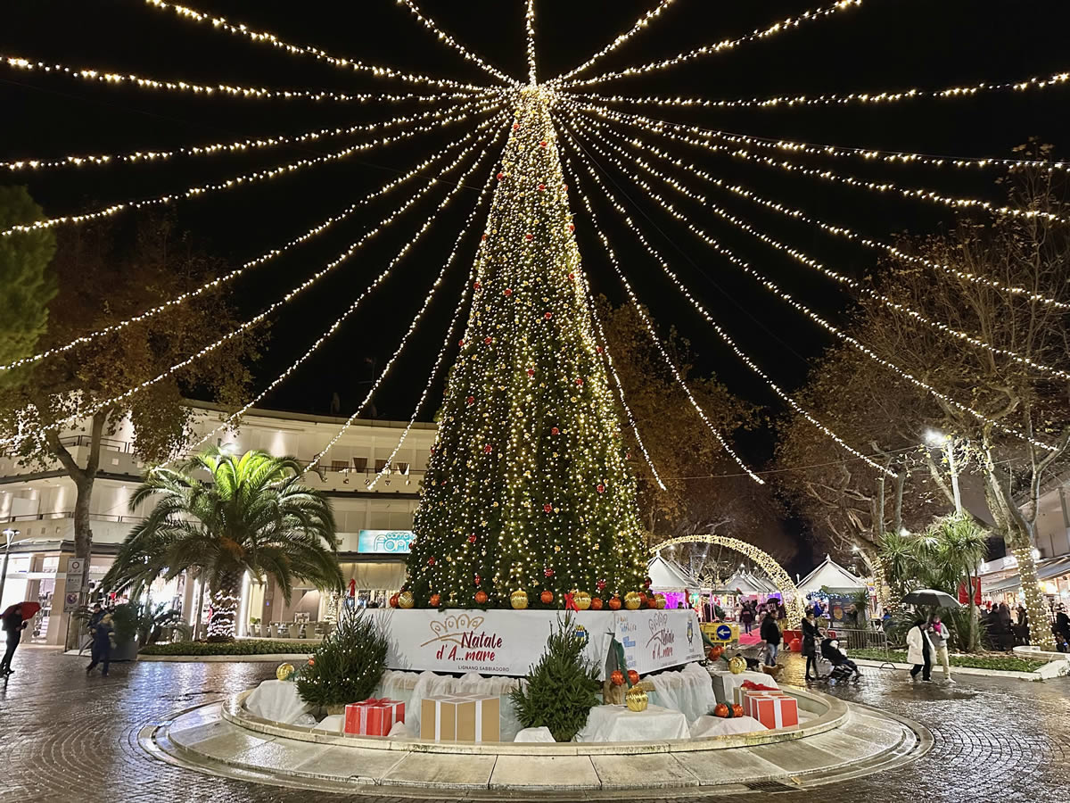 Albero di Natale in Piazza Fontana